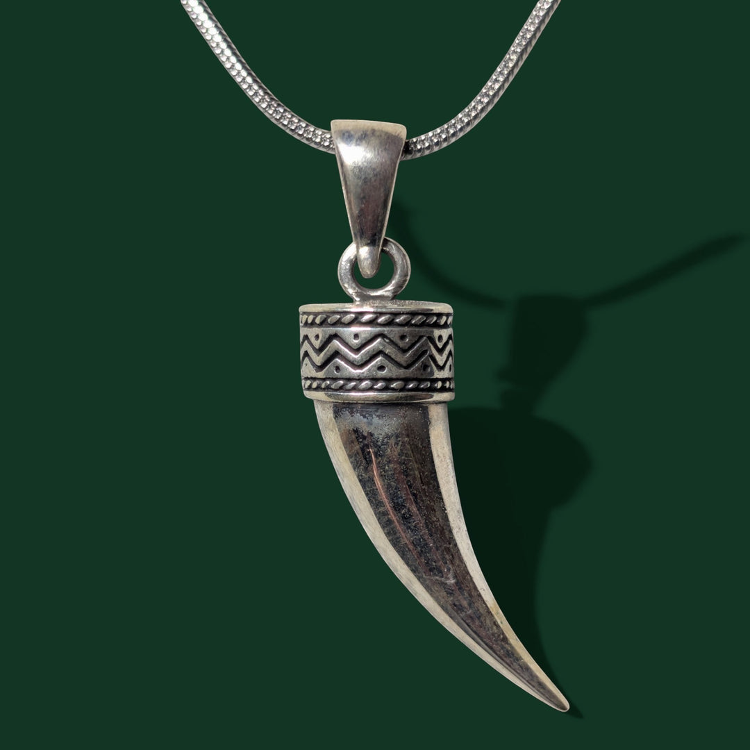 Detailaufnahme vom Fenrir Anhänger aus 925er Silber von Sinnikäs®.