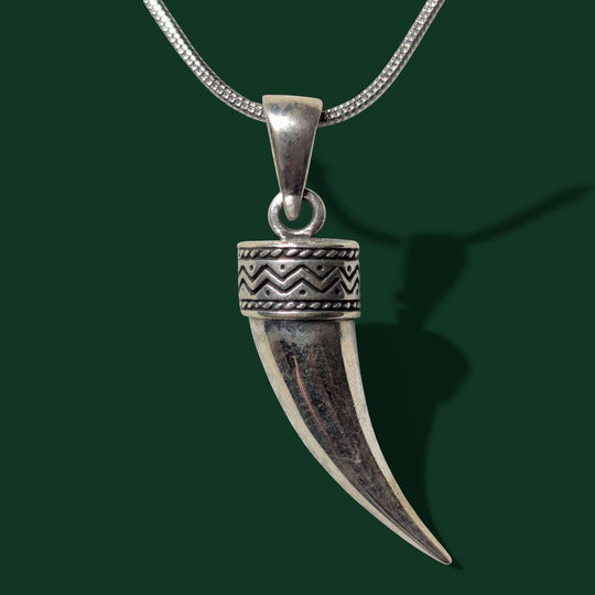 Detailaufnahme vom Fenrir Anhänger aus 925er Silber von Sinnikäs®.