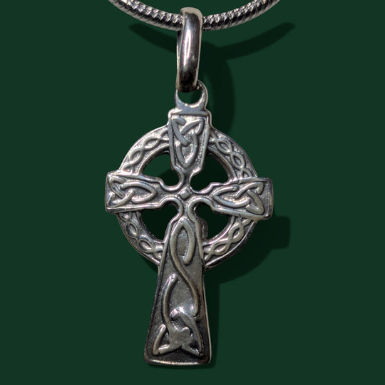 Stilvolle Geschenkidee: Keltisches Kreuz Anhänger aus 925er Silber (mit Triskele) aus bestem 925er Silber für einen besonderen Menschen.