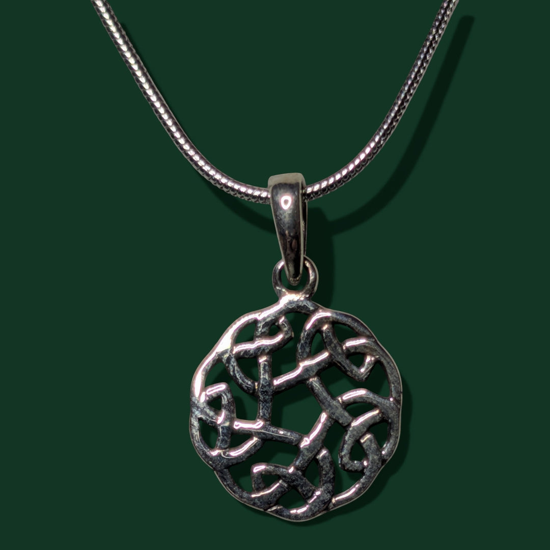 Stilvolle Geschenkidee: Keltischer Knoten Anhänger aus 925er Silber für Damen (Rund) - Modell I aus bestem 925er Silber für einen besonderen Menschen.