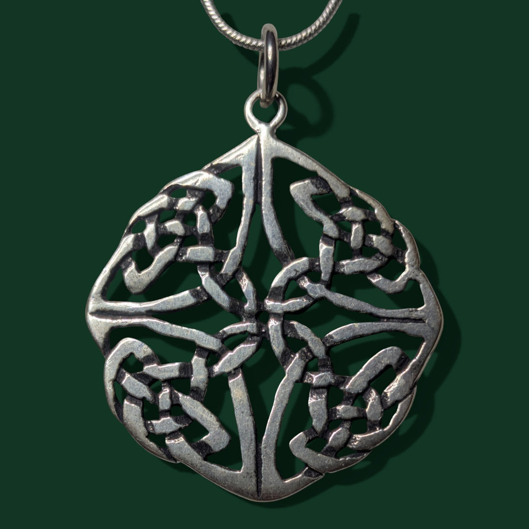 Ein Keltischer Knoten Anhänger (Damen und Herren) aus 925er Silber der Marke Sinnikäs®.