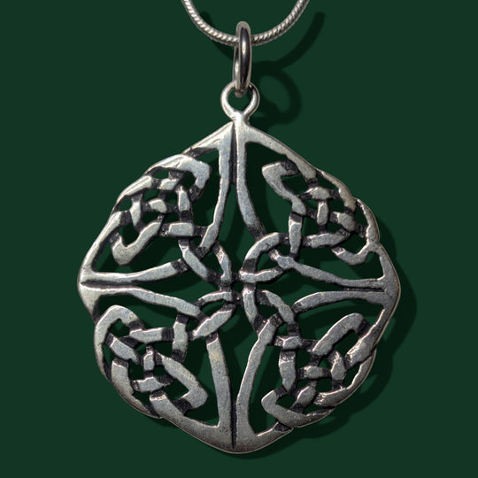 Ein Keltischer Knoten Anhänger (Damen und Herren) aus 925er Silber der Marke Sinnikäs®.