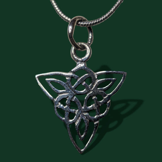 Ein Keltischer Knoten Anhänger (Damen) aus Edelstahl der Marke Sinnikäs®.