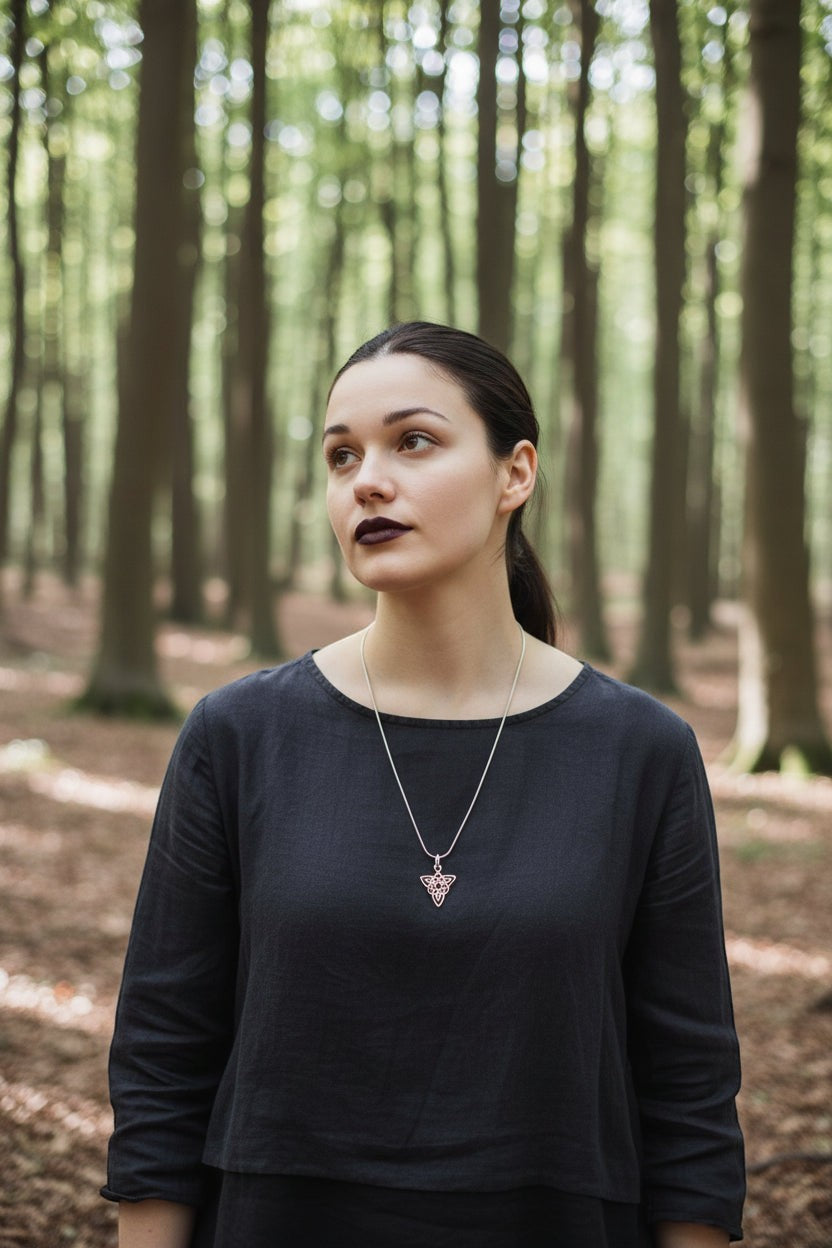 Ambiente-Ansicht des Keltischer Knoten Anhänger von Sinnikäs®.