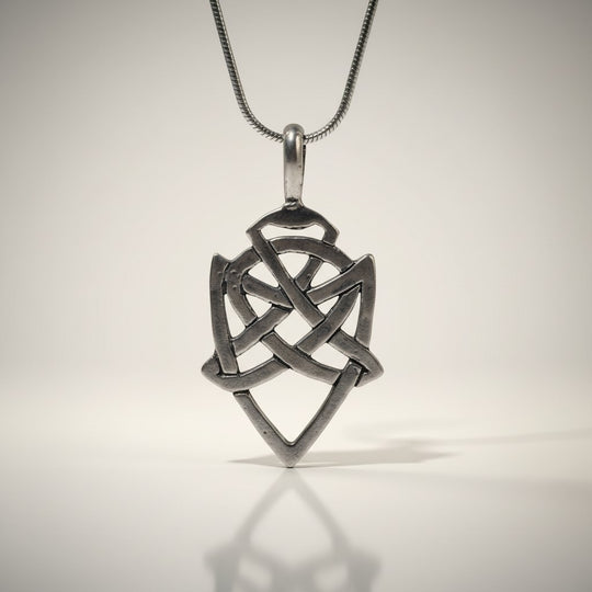 Ein Keltischer Knoten Amulett (Damen und Herren) aus 925er Silber der Marke Sinnikäs®.