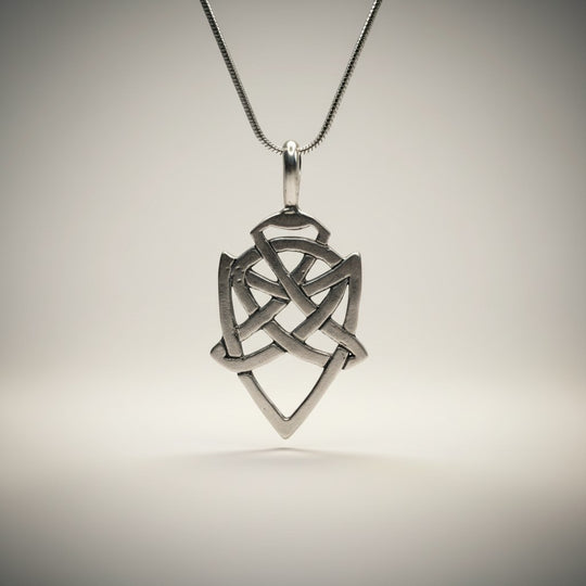 Detailaufnahme vom Keltischer Knoten Amulett aus 925er Silber von Sinnikäs®.