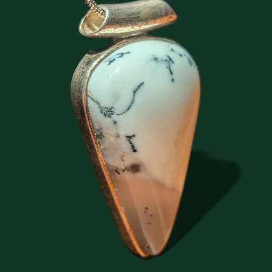 Nahaufnahme des Amulett der Marke Sinnikäs®.