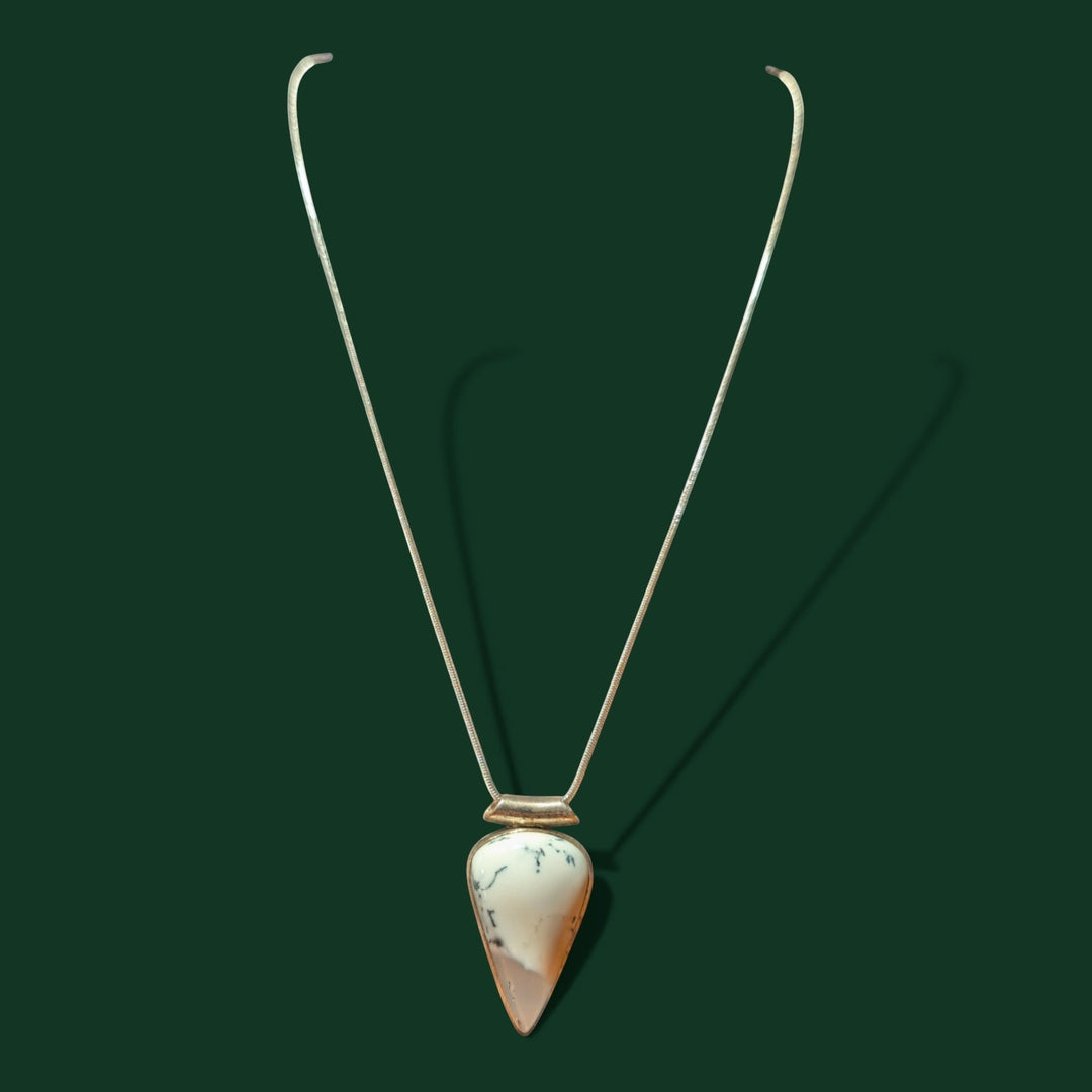 Nahaufnahme zeigt die feine Struktur und die Qualität von diesem Sinnikäs® Amulett.