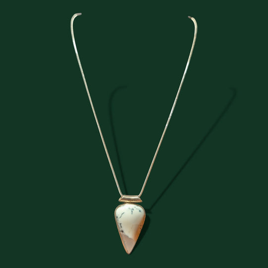 Nahaufnahme zeigt die feine Struktur und die Qualität von diesem Sinnikäs® Amulett.