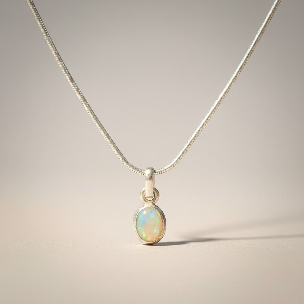 Exklusiver Anhänger aus 925er Silber für Damen mit ovalem Opal für eine stilvolle Ausstrahlung, gefertigt von Sinnikäs®.