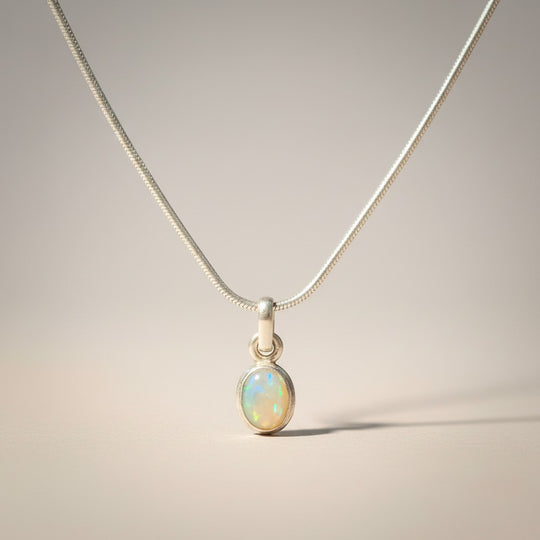 Exklusiver Anhänger aus 925er Silber für Damen mit ovalem Opal für eine stilvolle Ausstrahlung, gefertigt von Sinnikäs®.