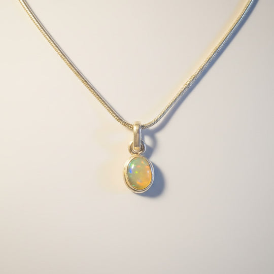 Die feine Oberflächenstruktur und das erstklassige Finish vom Anhänger aus 925er Silber für Damen mit ovalem Opal im Detail.