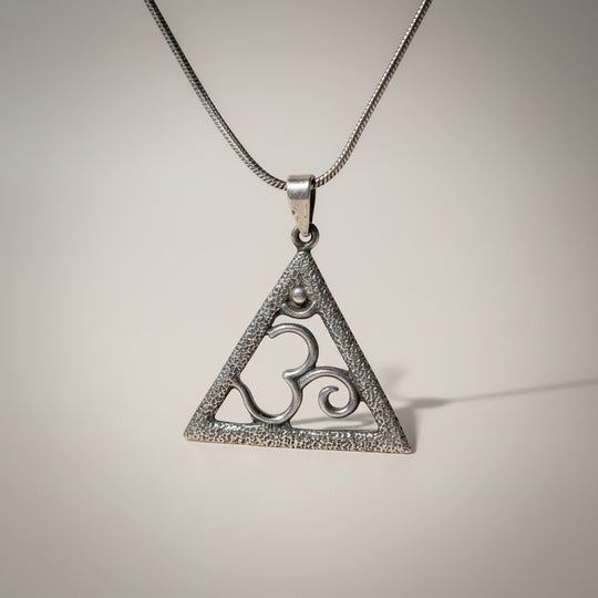 Detailaufnahme vom Om Anhänger aus 925er Silber von Sinnikäs®.