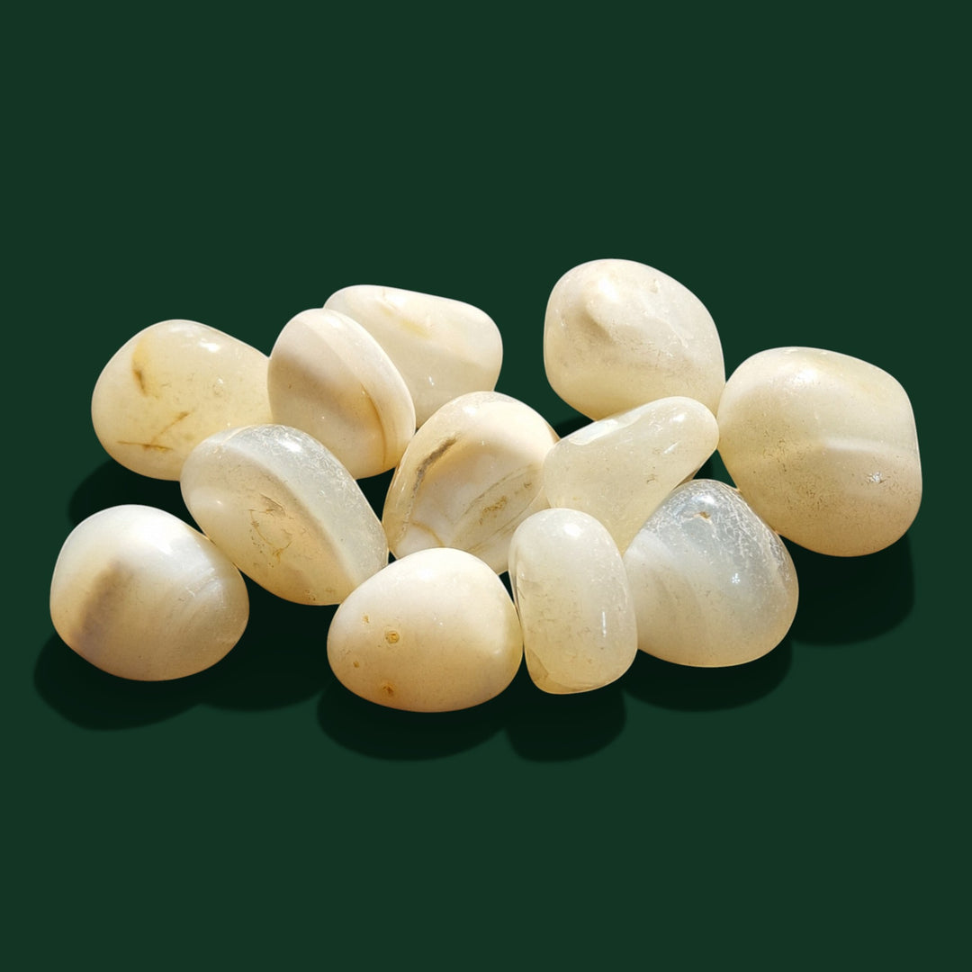 Ausgewählter Achat Weiss Handschmeichler in Klassischer Trommelstein der Marke Sinnikäs®.