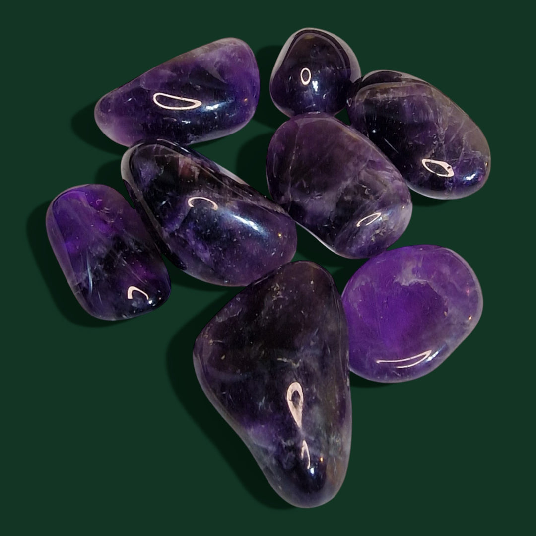 Ausgewählter Amethyst (AA) Handschmeichler in Klassischer Trommelstein der Marke Sinnikäs®.