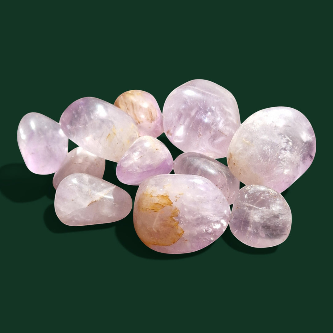 Ausgewählter Amethyst Handschmeichler in Klassischer Trommelstein der Marke Sinnikäs®.