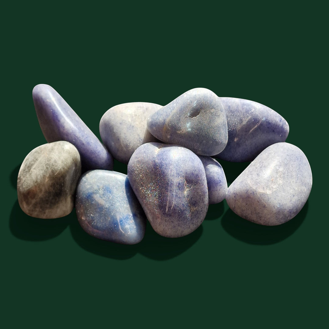 Ausgewählter Blauquarz Handschmeichler in Klassischer Trommelstein der Marke Sinnikäs®.