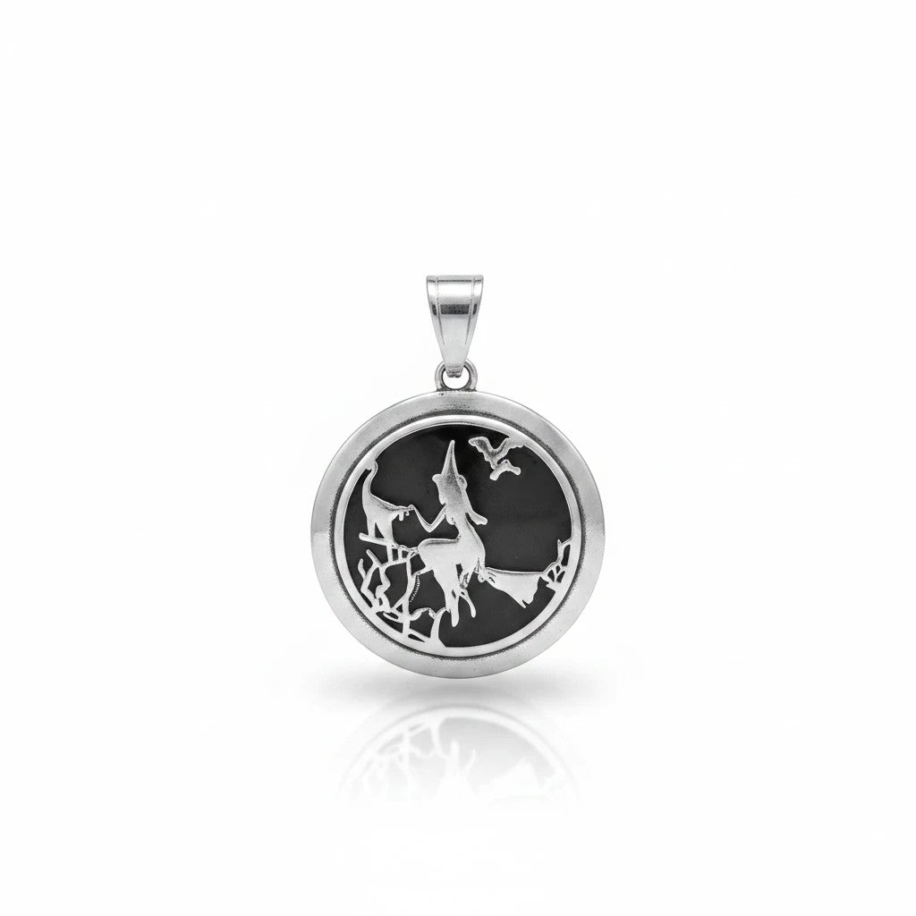 Sinnikäs Edelstahl Anhänger Hexe auf Besen in rundem Design mit schwarzem Hintergrund und mystischem Motiv