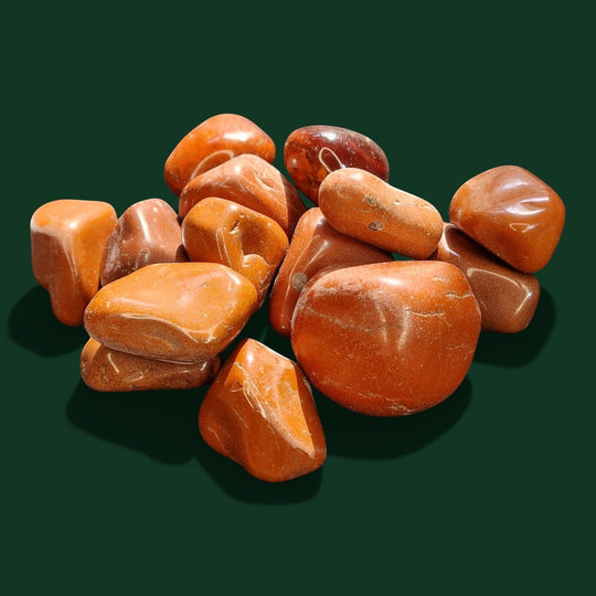 Ausgewählter Jaspis Rot Handschmeichler in Klassischer Trommelstein der Marke Sinnikäs®.