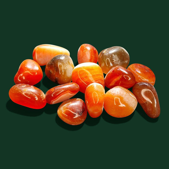 Ausgewählter Karneol Handschmeichler in Klassischer Trommelstein der Marke Sinnikäs®.