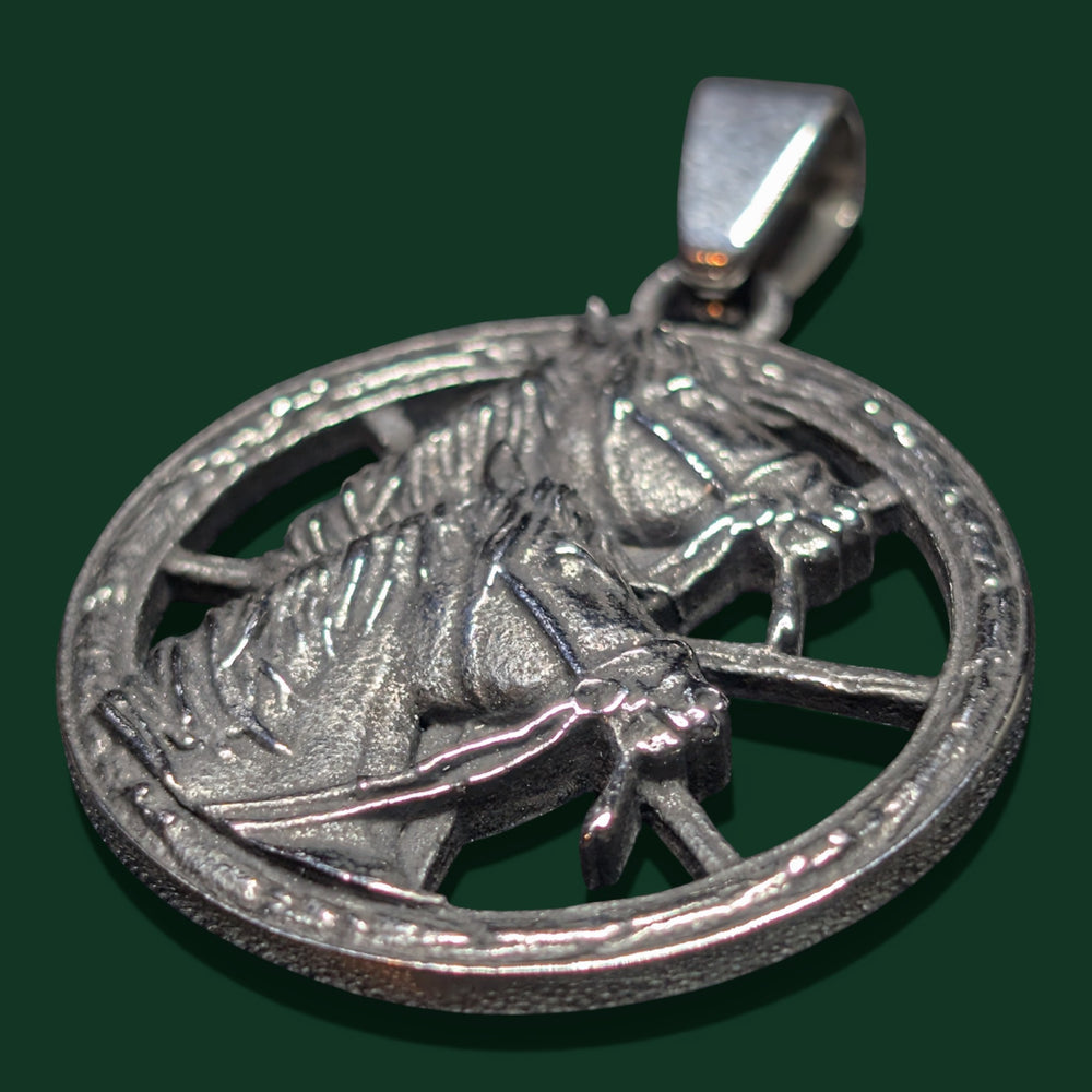 Detailaufnahme vom Amulett aus Edelstahl von Sinnikäs®.