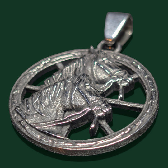 Detailaufnahme vom Amulett aus Edelstahl von Sinnikäs®.