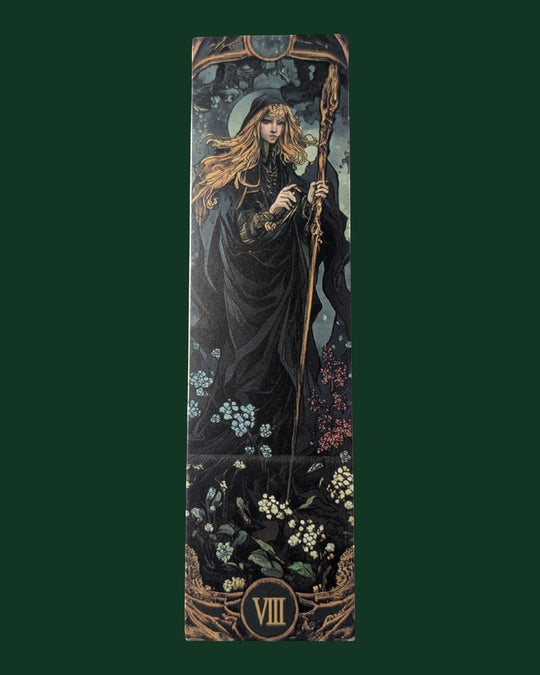 Detailaufnahme Lesezeichen mit Hexen Motiv (Variante 5) aus stabiler Premium-Pappe - Hochwertiges Buchzubehör und edles Geschenk für Leseratten.