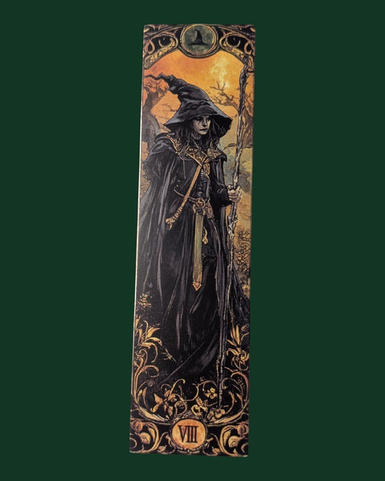 Detailaufnahme Lesezeichen mit Hexen Motiv (Variante 9) aus stabiler Premium-Pappe - Hochwertiges Buchzubehör und edles Geschenk für Leseratten.