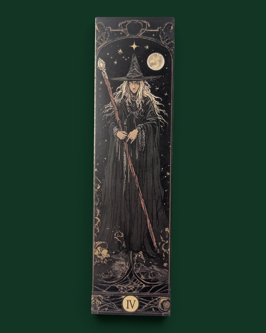 Detailaufnahme Lesezeichen mit Hexer Motiv (Variante 10) aus stabiler Premium-Pappe - Hochwertiges Buchzubehör und edles Geschenk für Leseratten.