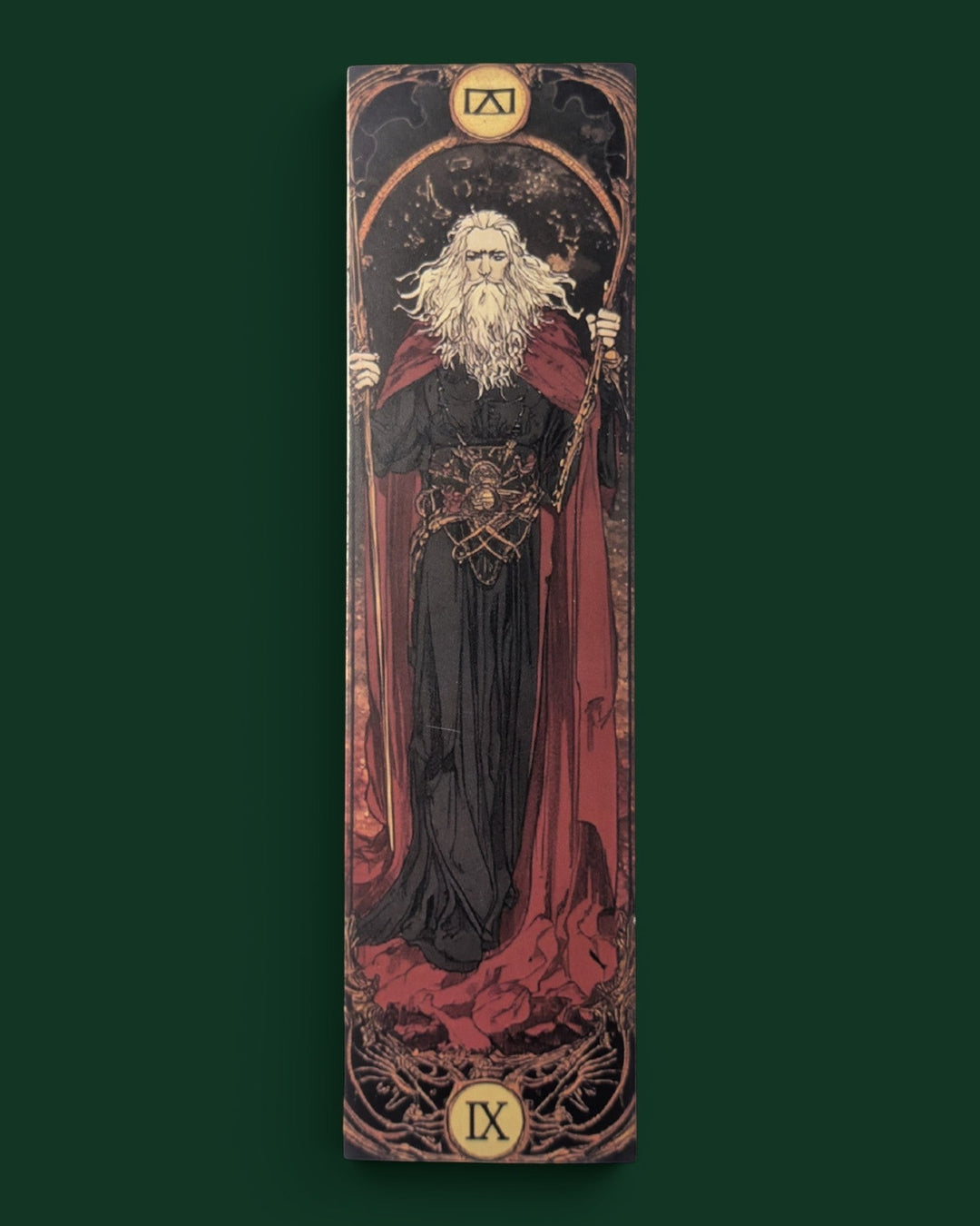 Detailaufnahme Lesezeichen mit Hexer Motiv (Variante 6) aus stabiler Premium-Pappe - Hochwertiges Buchzubehör und edles Geschenk für Leseratten.