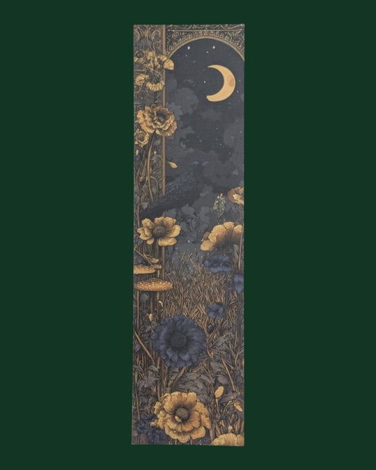 Detailaufnahme Lesezeichen mit Raben Motiv (Variante 8) aus stabiler Premium-Pappe - Hochwertiges Buchzubehör und edles Geschenk für Leseratten.