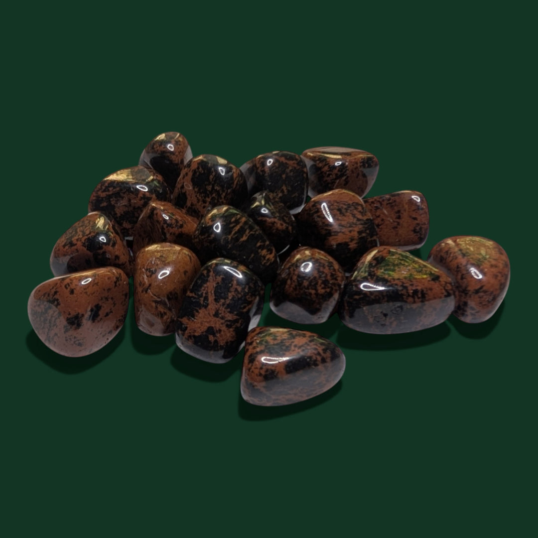 Ausgewählter Mahagoni-Obsidian Handschmeichler in Klassischer Trommelstein der Marke Sinnikäs®.