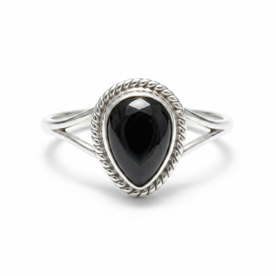 Ein Ring für Damen aus 925er Silber mit tropfenförmigem Obsidian der Marke Sinnikäs.