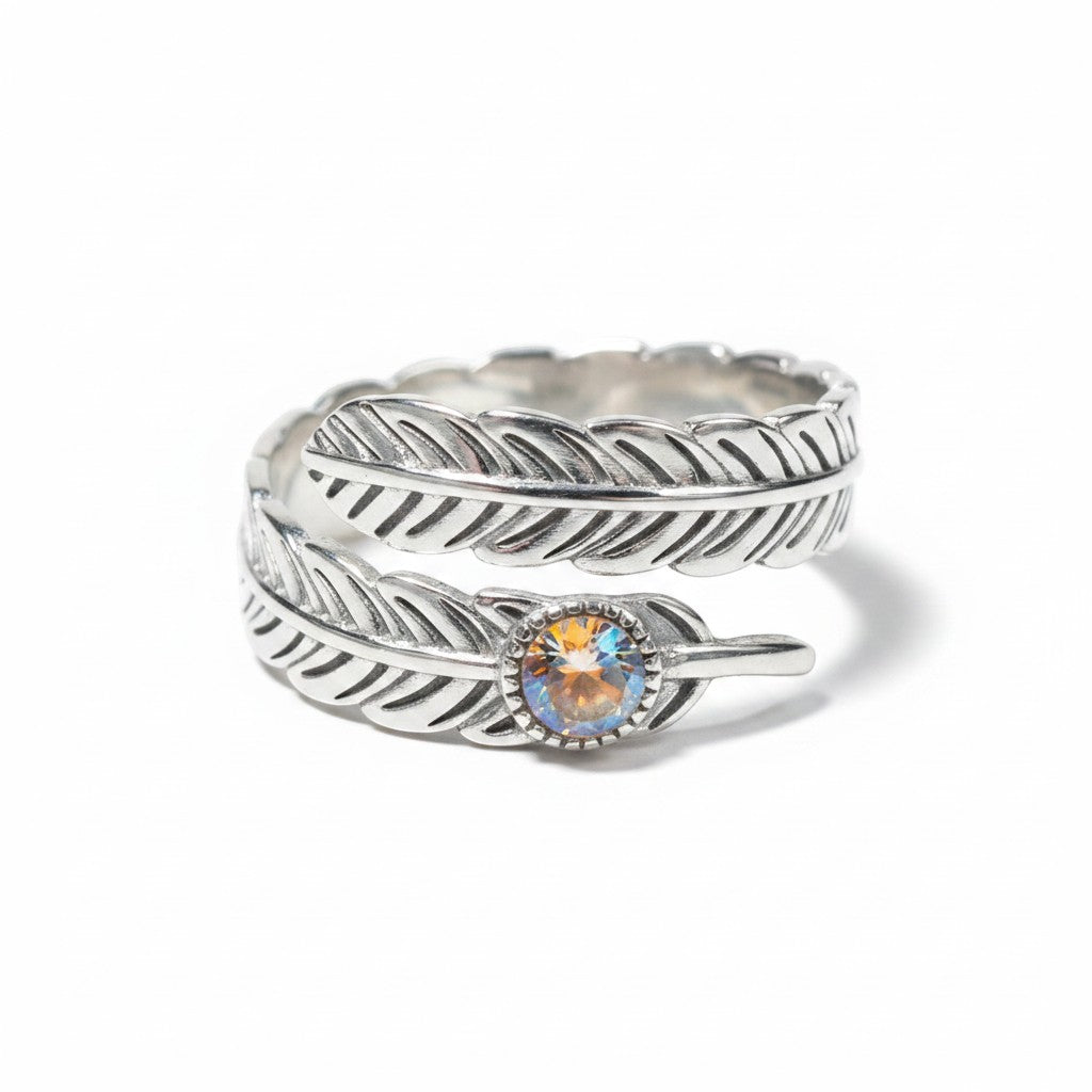 Ein Ring (Damen) aus 925er Silber mit ovalem Mondstein synth der Marke Sinnikäs®.