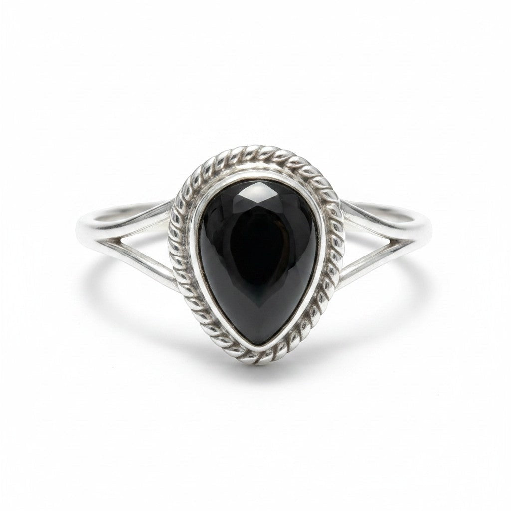 Stilvolle Produktpräsentation: Mittelalterlicher Ring aus 925er Silber für Damen mit tropfenförmigem Obsidian der Marke Sinnikäs® in der Totalaufnahme.