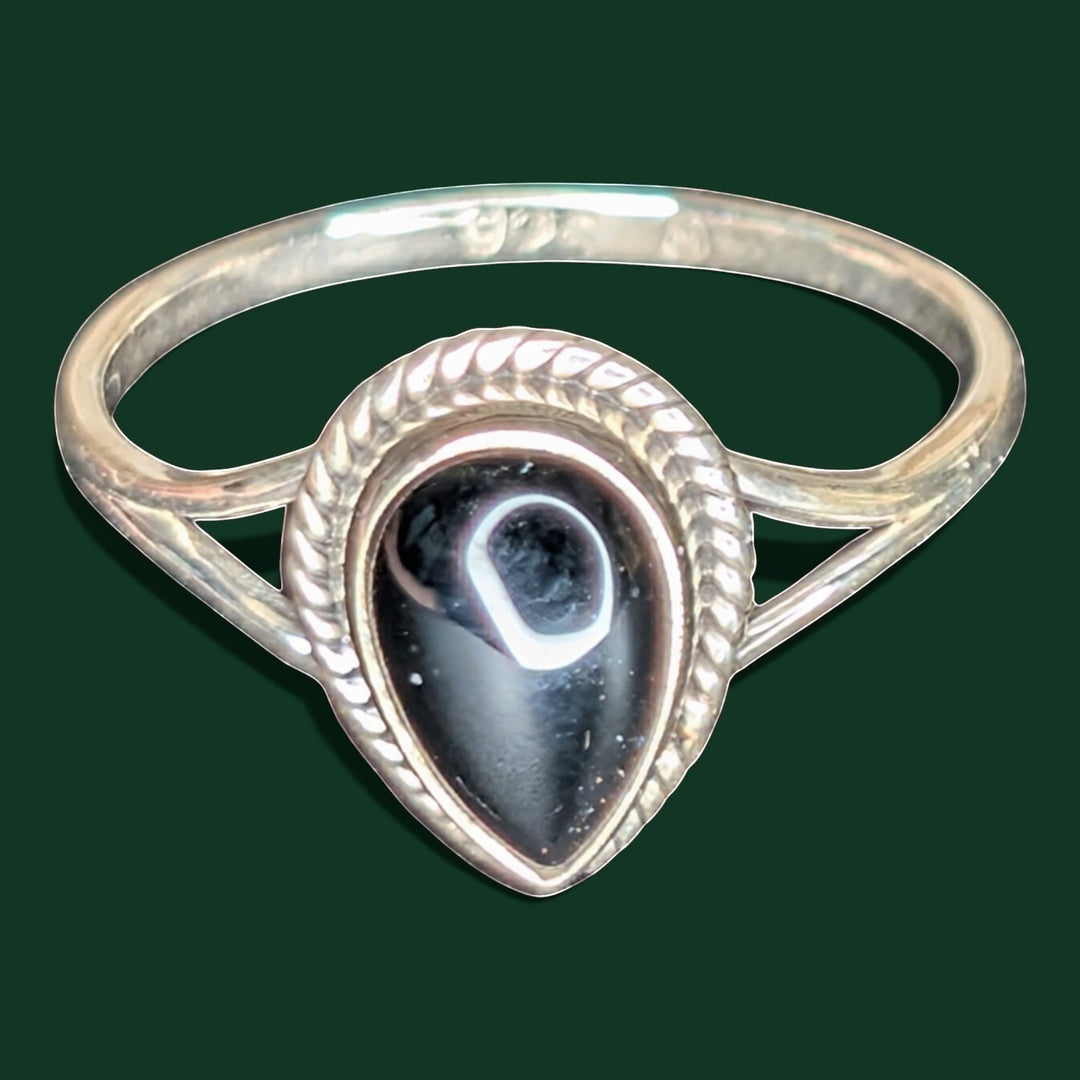 Makro-Foto der kunstvollen Details am Ring aus der Kollektion von Sinnikäs®.