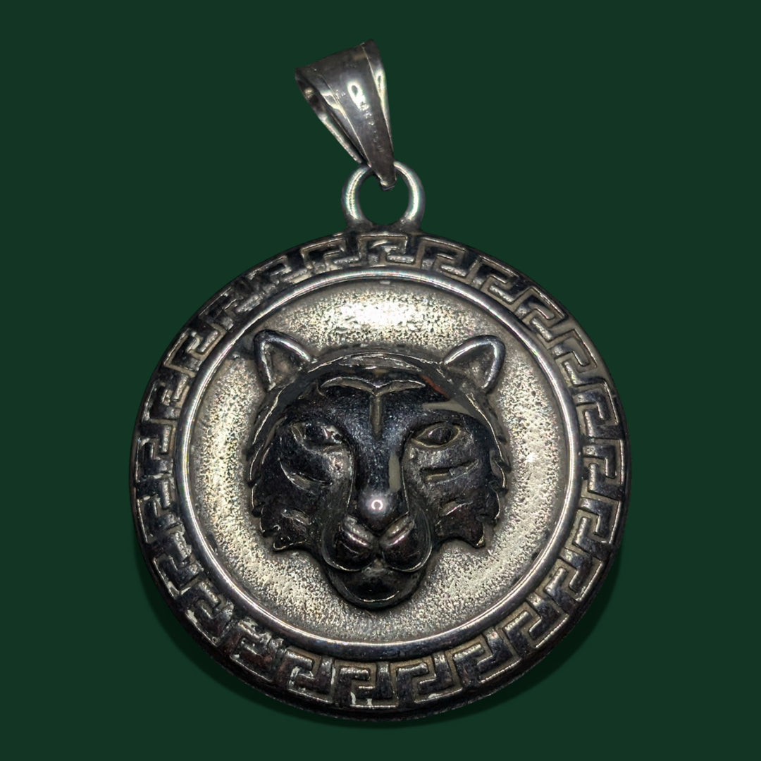 Ein Amulett (Damen und Herren) aus Edelstahl der Marke Sinnikäs®.