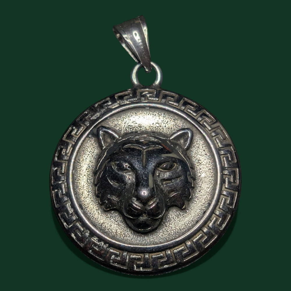 Ein Amulett (Damen und Herren) aus Edelstahl der Marke Sinnikäs®.