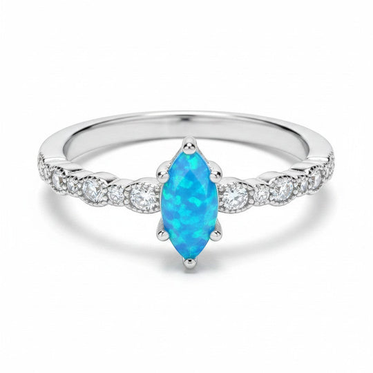 Ein Ring (Damen) aus 925er Silber mit ovalem Opal (synth.) der Marke Sinnikäs®.