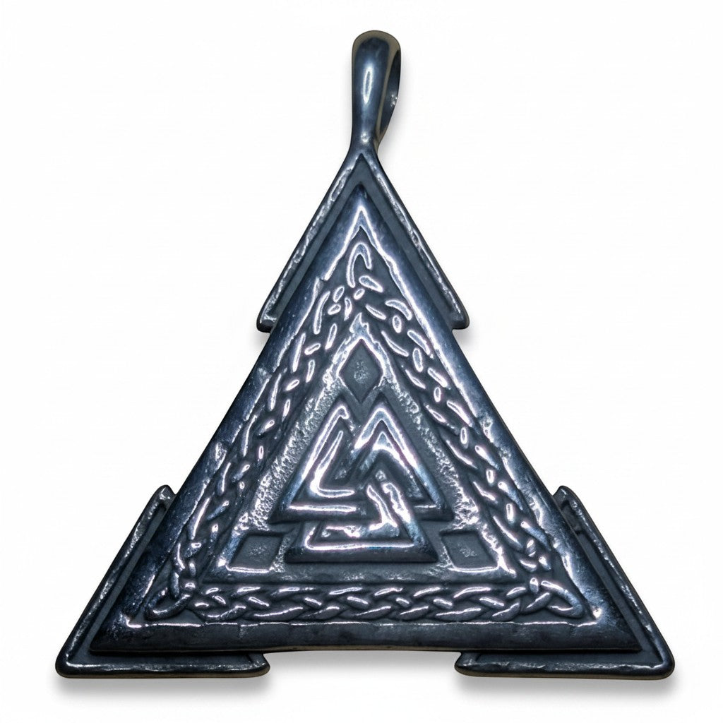Detailaufnahme vom Valknut Amulett aus Edelstahl von Sinnikäs®.