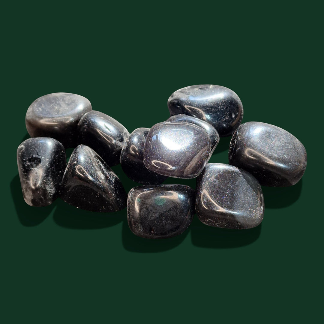 Ausgewählter Obsidian Schwarz Handschmeichler in Klassischer Trommelstein der Marke Sinnikäs®.