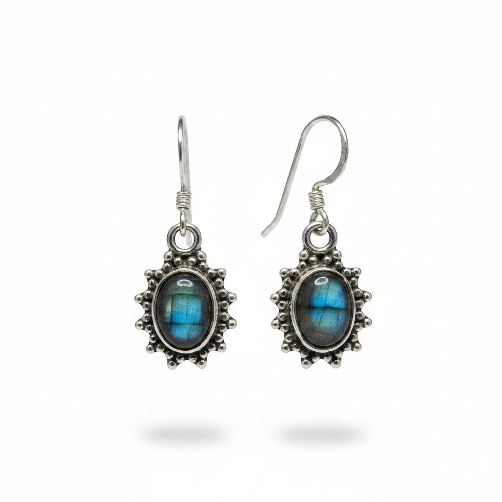 Ein Ohrstecker (Damen) aus hochwertigem 925er Silber verziert mit einem Labradorit (Stein der Reflexion, zugeordnet dem Stirnchakra) von Sinnikäs®.