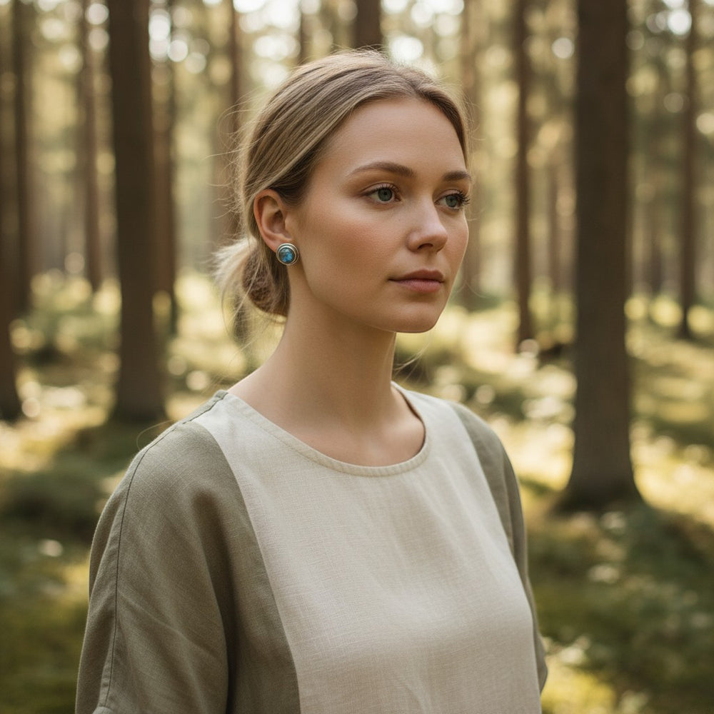Ambiente-Ansicht des Ohrsteckers verziert mit einem Labradorit (Stein der Reflexion, zugeordnet dem Stirnchakra) von Sinnikäs®.