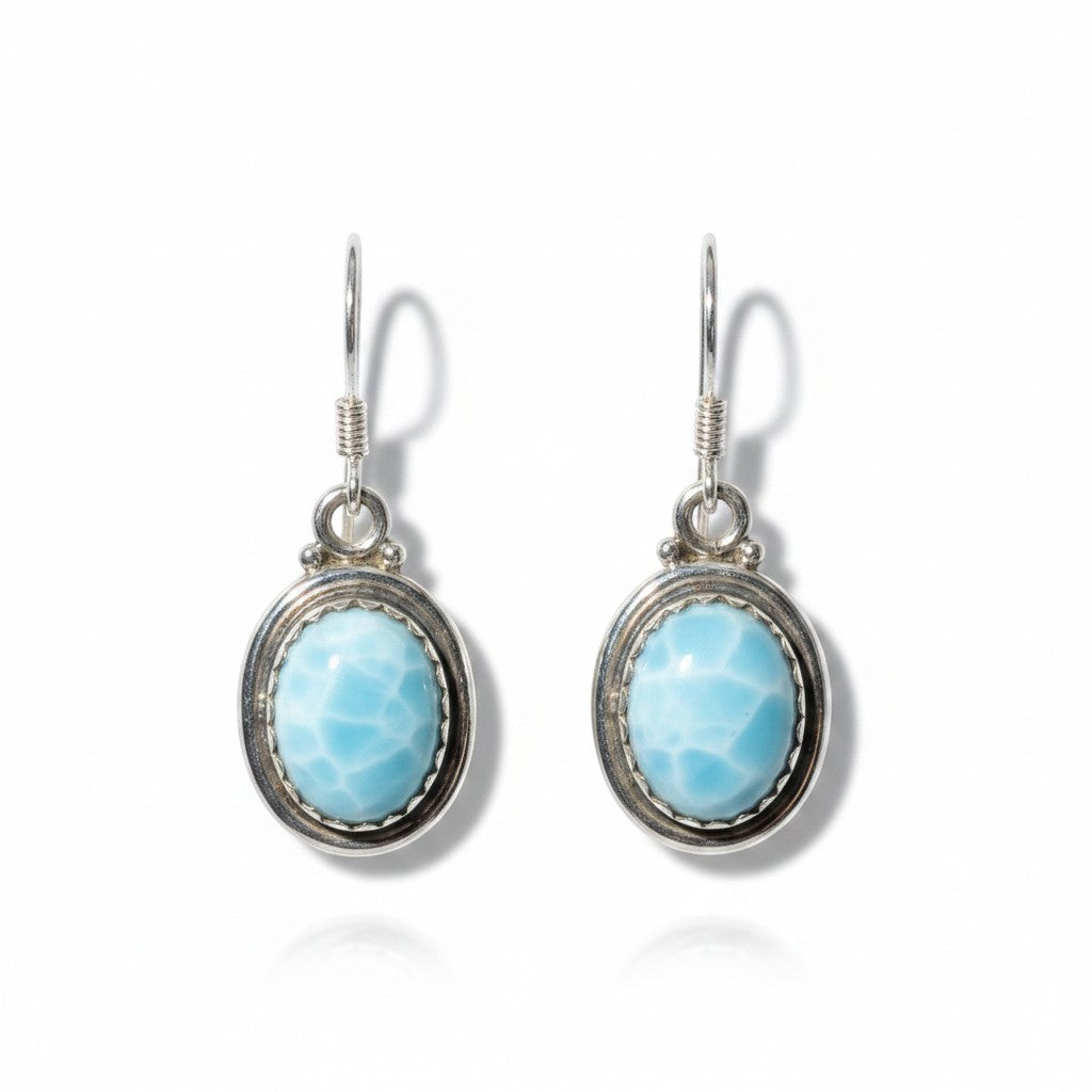 Ein Ohrstecker (Damen) aus hochwertigem 925er Silber verziert mit einem Larimar (Stein des Friedens, zugeordnet dem Kehlchakra) von Sinnikäs®.