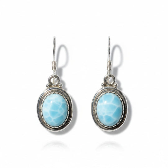 Ein Ohrstecker (Damen) aus hochwertigem 925er Silber verziert mit einem Larimar (Stein des Friedens, zugeordnet dem Kehlchakra) von Sinnikäs®.