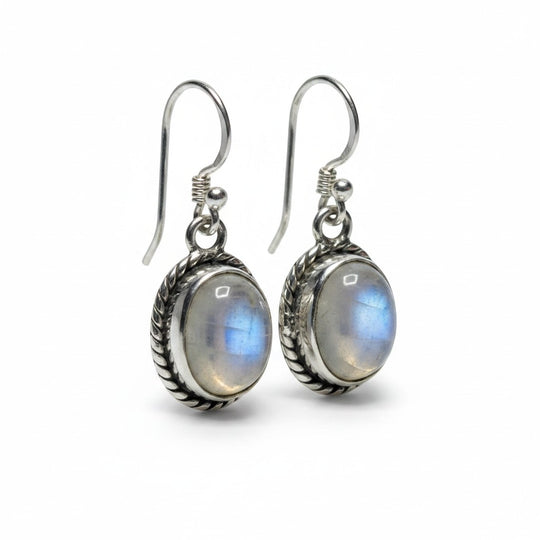 Ein Ohrstecker (Damen) aus hochwertigem 925er Silber verziert mit einem Mondstein (Stein der Intuition, zugeordnet dem Sakralchakra) von Sinnikäs®.