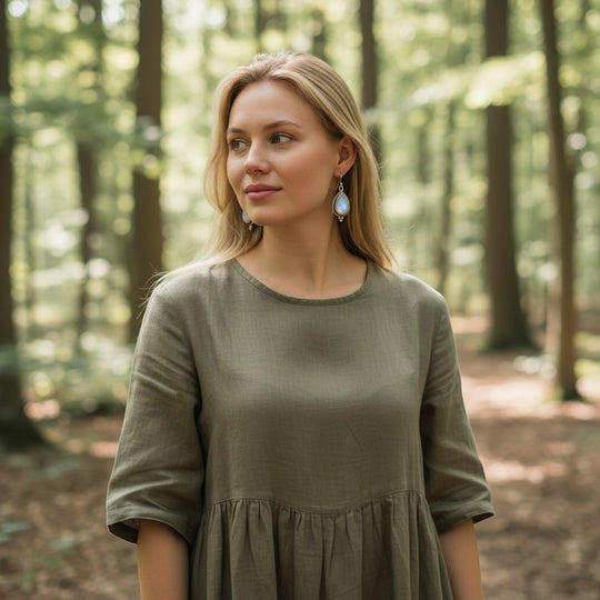 Ambiente-Ansicht des Ohrsteckers verziert mit einem Mondstein (Stein der Intuition, zugeordnet dem Sakralchakra) von Sinnikäs®.