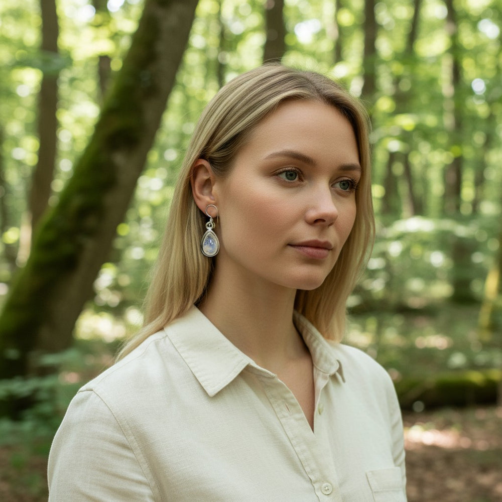 Ambiente-Ansicht des Ohrsteckers verziert mit einem Mondstein (Stein der Intuition, zugeordnet dem Sakralchakra) von Sinnikäs®.