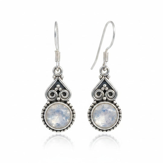 Ein Ohrstecker (Damen) aus hochwertigem 925er Silber verziert mit einem Mondstein (Stein der Intuition, zugeordnet dem Sakralchakra) von Sinnikäs®.