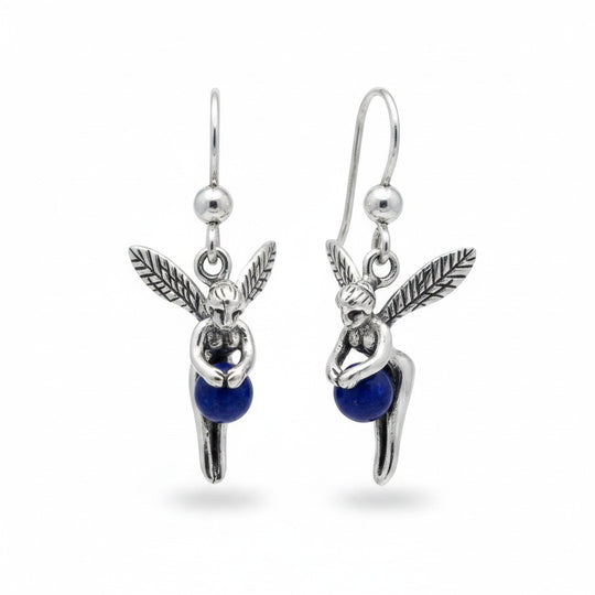 Ein Ohrstecker (Damen) aus hochwertigem 925er Silber verziert mit einem Sodalith Blau (Stein der Wahrheit, zugeordnet dem Stirnchakra) von Sinnikäs®.